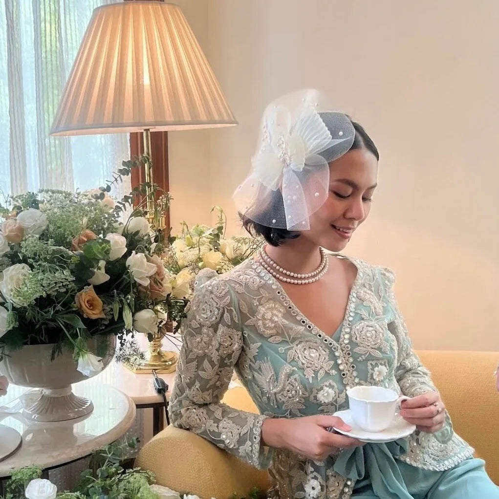 Elegant Ivory Fascinator Hat with Retro Vibes