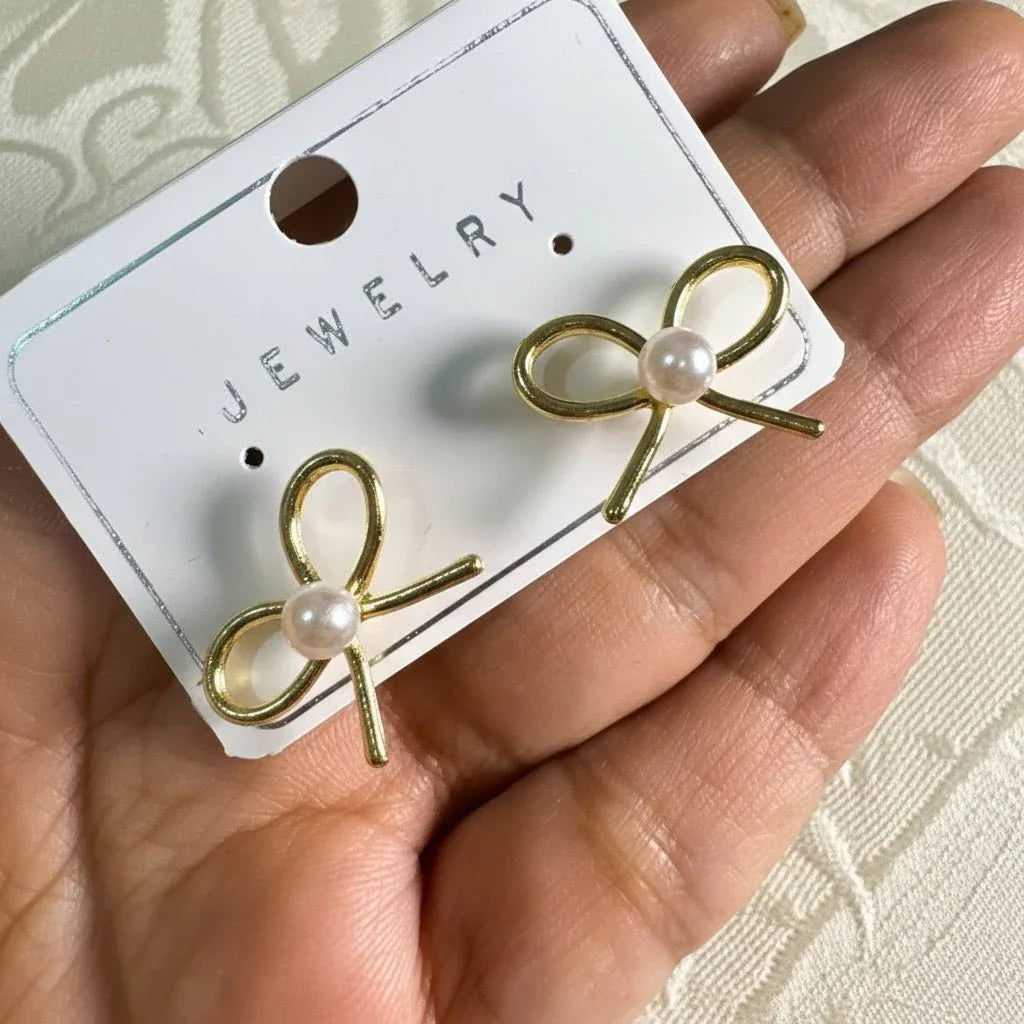 Gold bow-shaped earrings with pearls