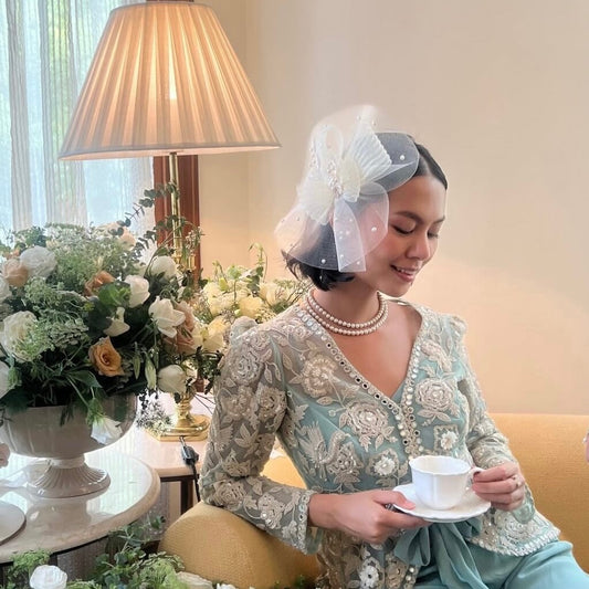 Elegant Ivory Fascinator Hat with Retro Vibes