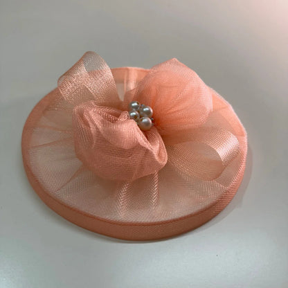 Elaria Vintage Peach Fascinator with sculpted peach mesh loops, a satin-bound round base and pearl cluster centre.
